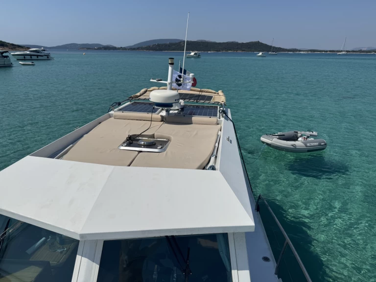 Location Bateau à moteur à Sainte-Lucie de Porto-Vecchio - Meta Yacht JMF 32