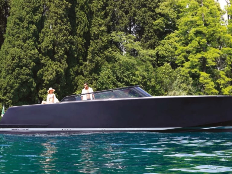Bateau à moteur à louer à Vieux Port de Cannes au meilleur prix