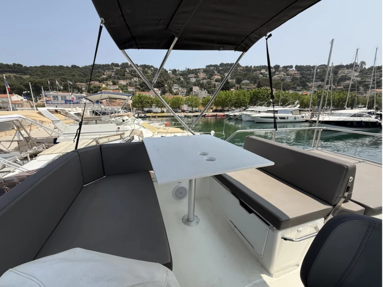 Location bateau Saint-Mandrier-sur-Mer pas cher Antares 11.20 Fly