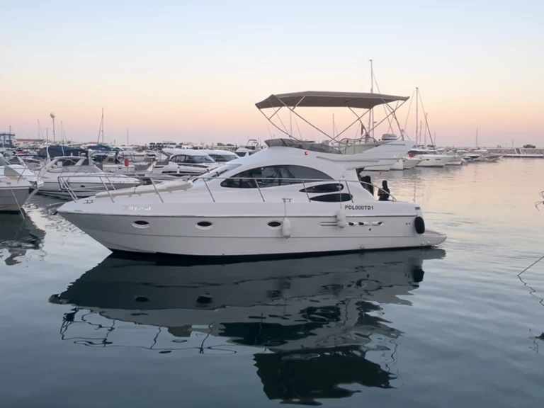 Louer Bateau à moteur avec ou sans skipper Azimut à Puerto Banús