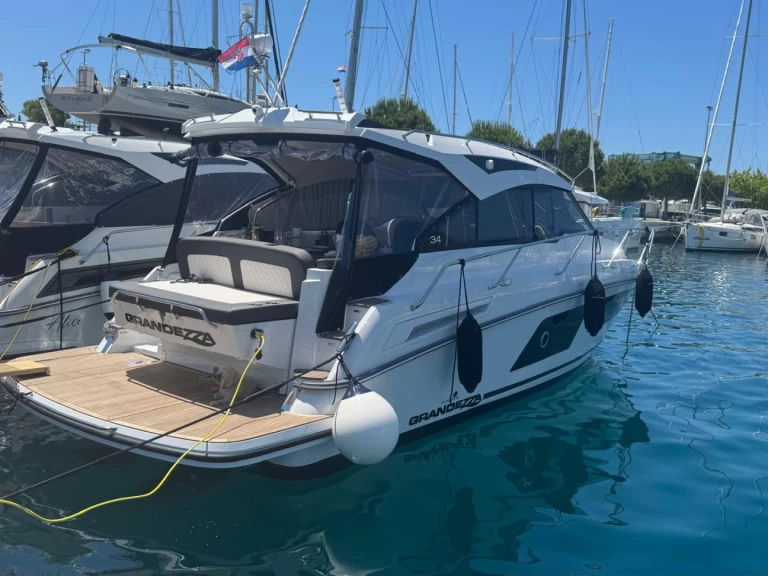 Bateau à moteur à louer à Trogir au meilleur prix