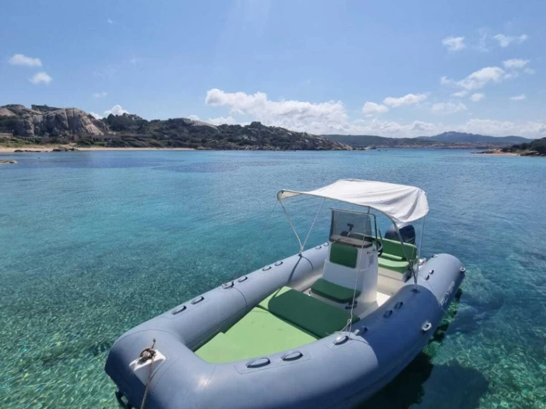 Louer Semi-rigide avec ou sans skipper Flyer à Palau