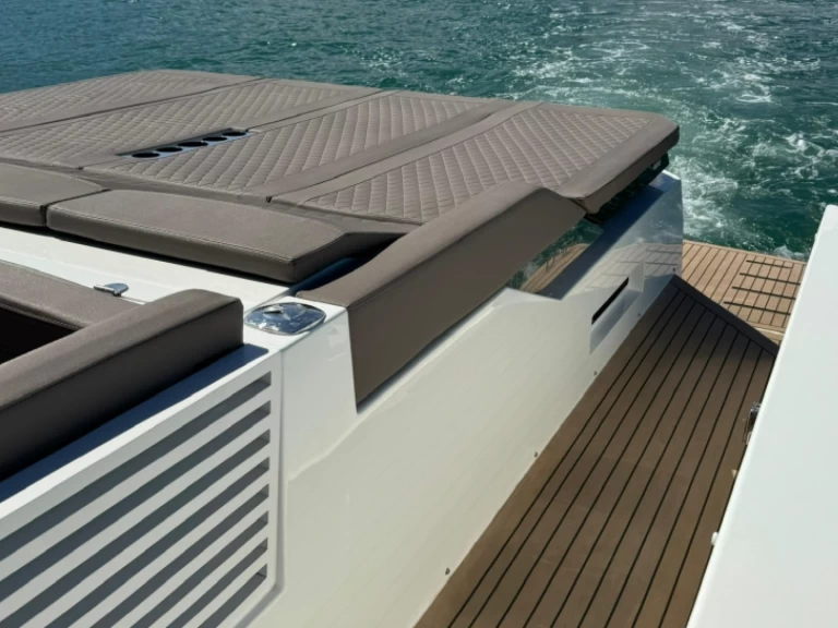 Location Bateau à moteur DEANTONIO YACHTS avec permis