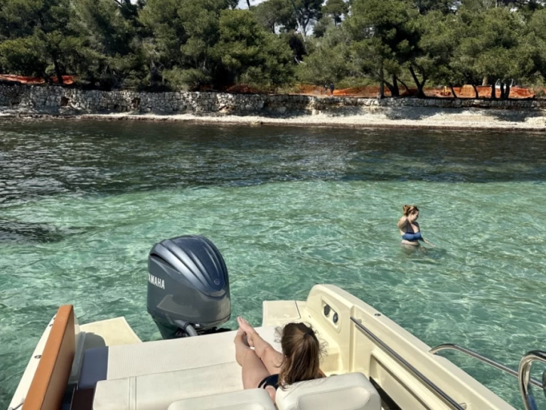 Location bateau Mandelieu-la-Napoule pas cher Invictus 240 CX