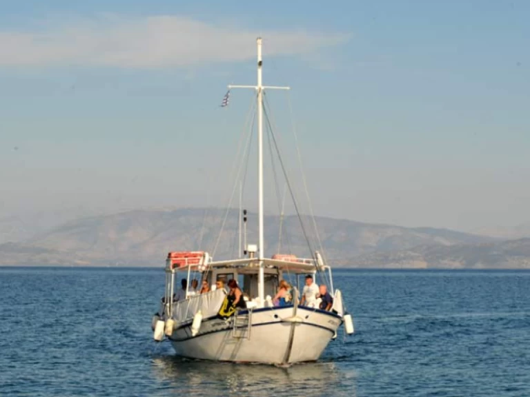 Wooden Boat  Wooden Boat a louer à Ypsos