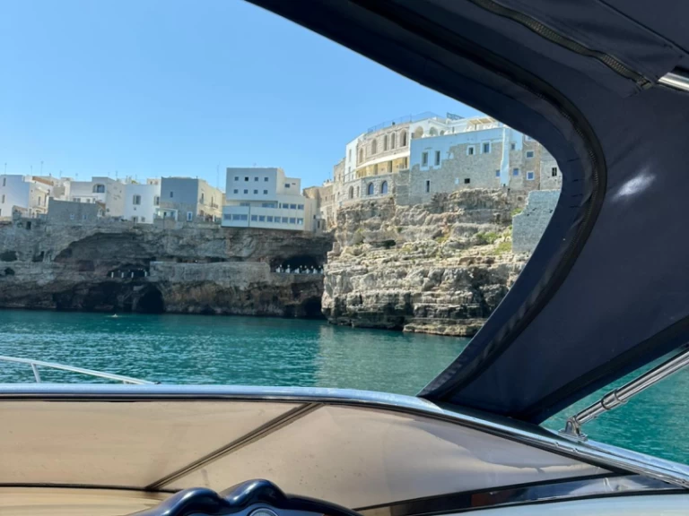 Location Bateau à moteur Ferretti avec permis
