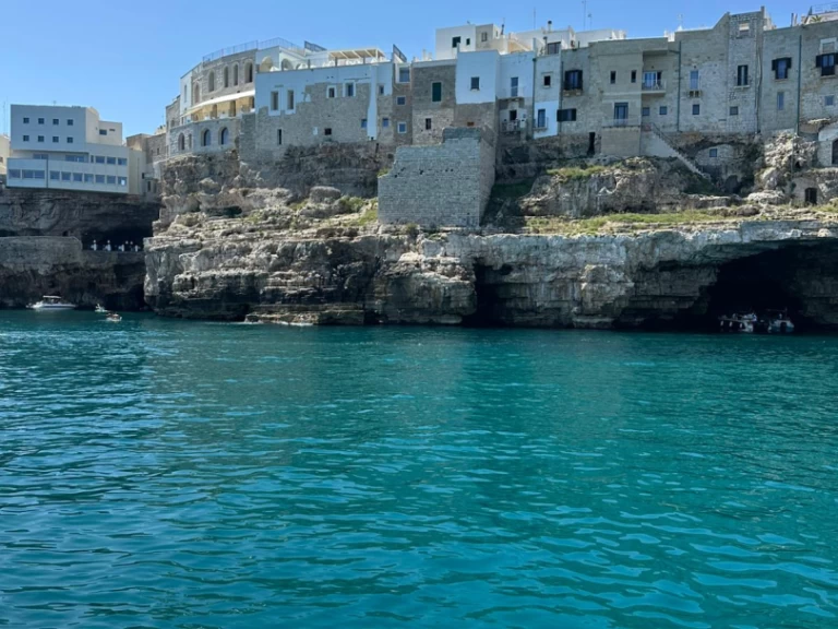 Bateau à moteur à louer à Polignano a Mare au meilleur prix