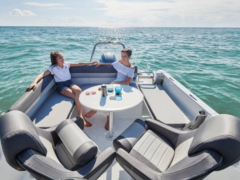 Location bateau Jeanneau Cap Camarat 6.5 CC Serie 3 à La Forêt-Fouesnant sur Samboat