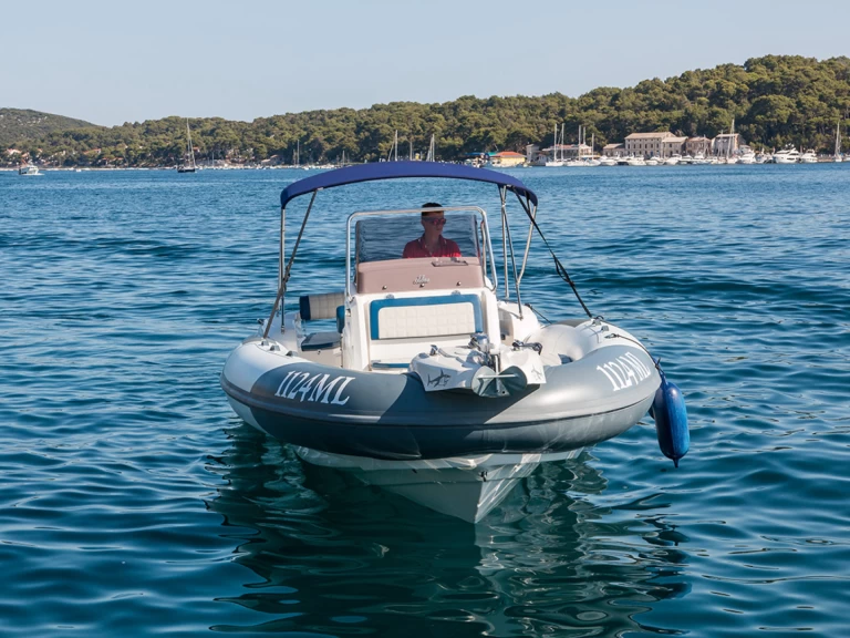 Location Semi-rigide Marlin Boat avec permis