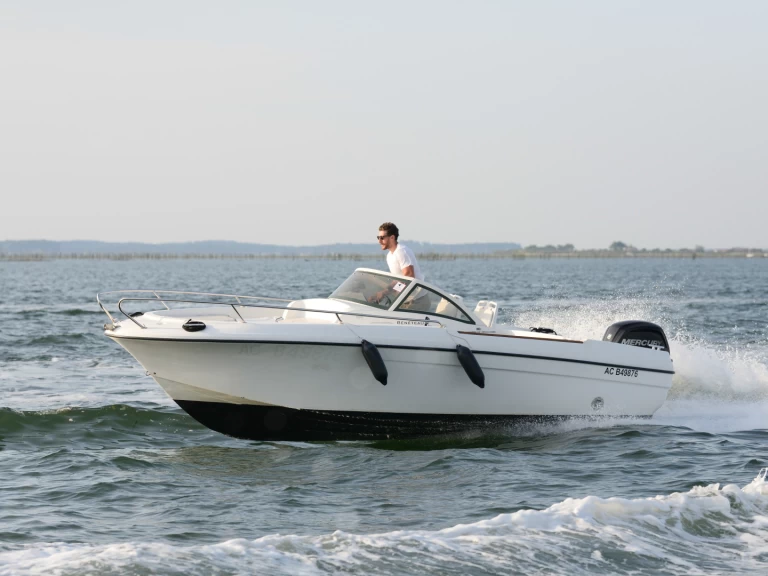 Location Bateau à moteur Bénéteau avec permis