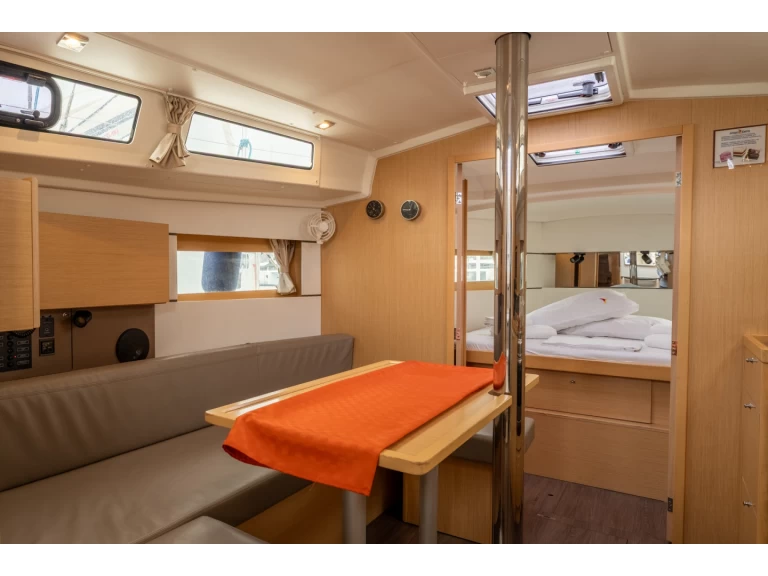 Location Voilier à Salerne - Bénéteau Oceanis 38.1