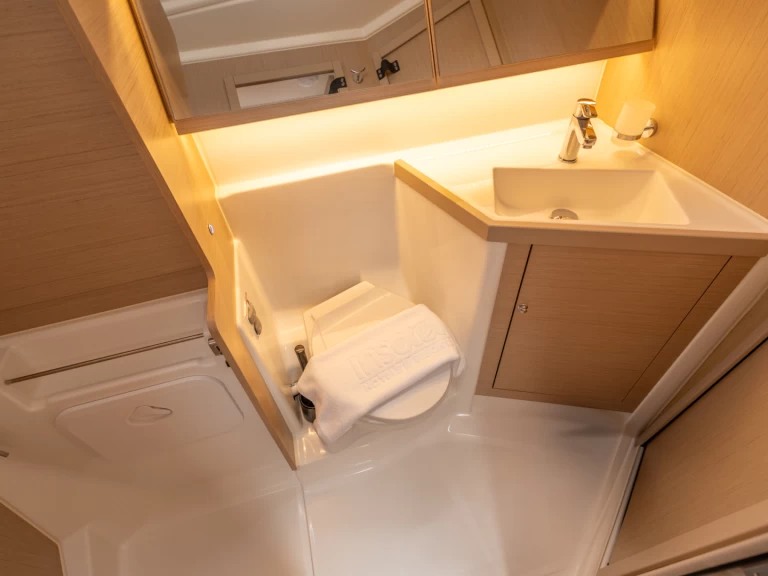 Bénéteau Oceanis 40.1 a louer à Salerne