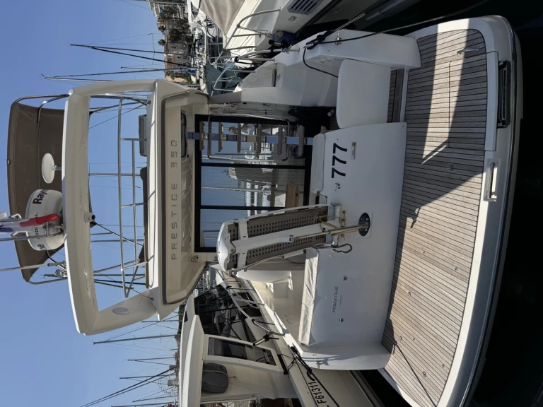 Louez un Jeanneau Prestige 350 Fly à Antibes