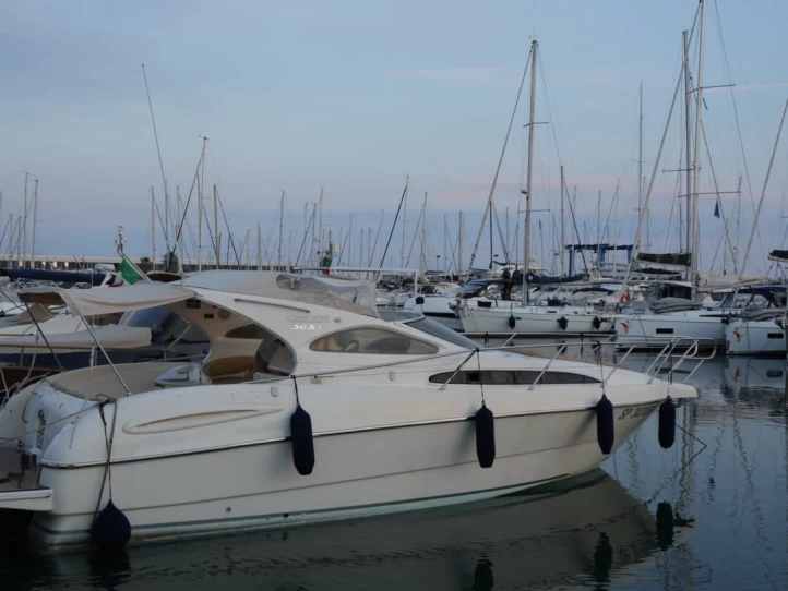 Bateau à moteur à louer à Marina d'Arechi au meilleur prix