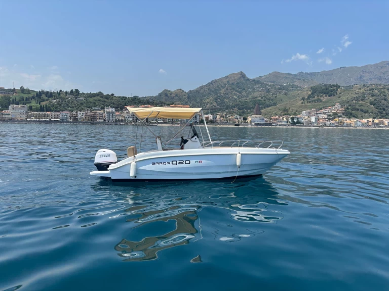Bateau à moteur à louer à Giardini-Naxos au meilleur prix