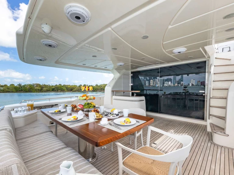 Location bateau Ferretti HOYA SAXA à Miami sur Samboat