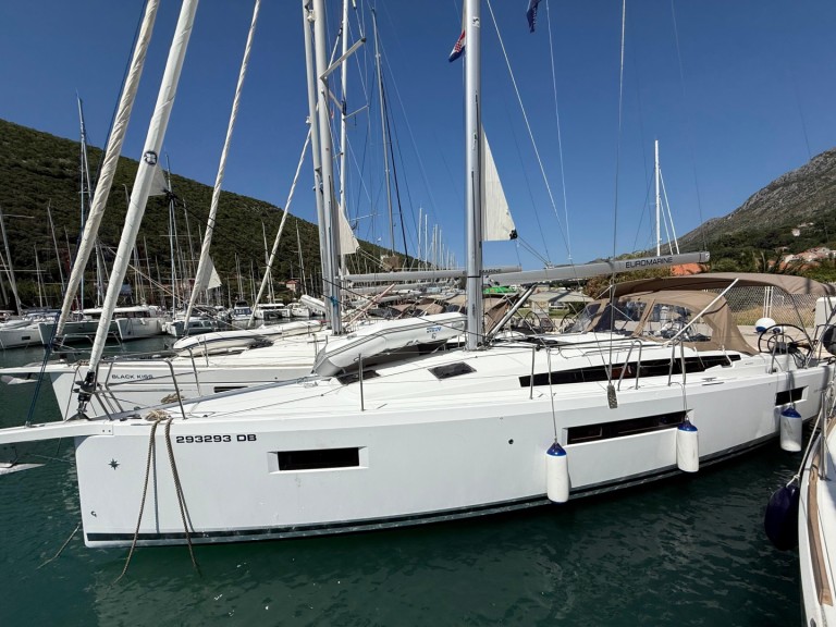 Louer Voilier avec ou sans skipper Jeanneau à Komolac