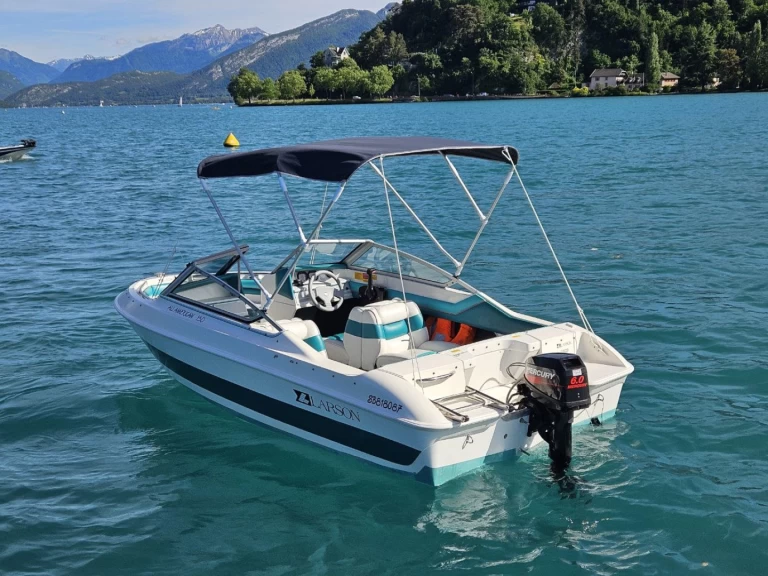 Louer Bateau à moteur avec ou sans skipper Larson à Annecy