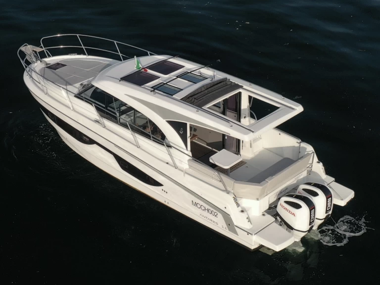 Bénéteau Antares 11 a louer à Naples