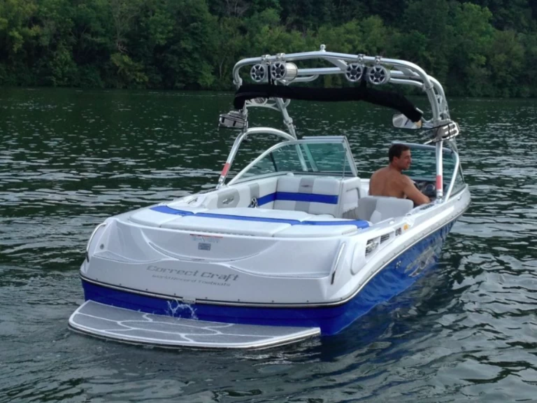 Location à Sevrier - Nautique Correct Craft Competition Ski Boat 2001 sur SamBoat
