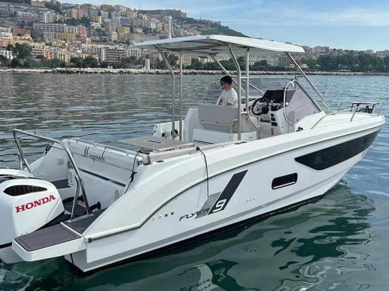 Louer Bateau à moteur avec ou sans skipper Bénéteau à Naples