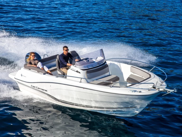 Location bateau Jeanneau Cap Camarat 6.5 CC Serie 3 à Lorient sur Samboat