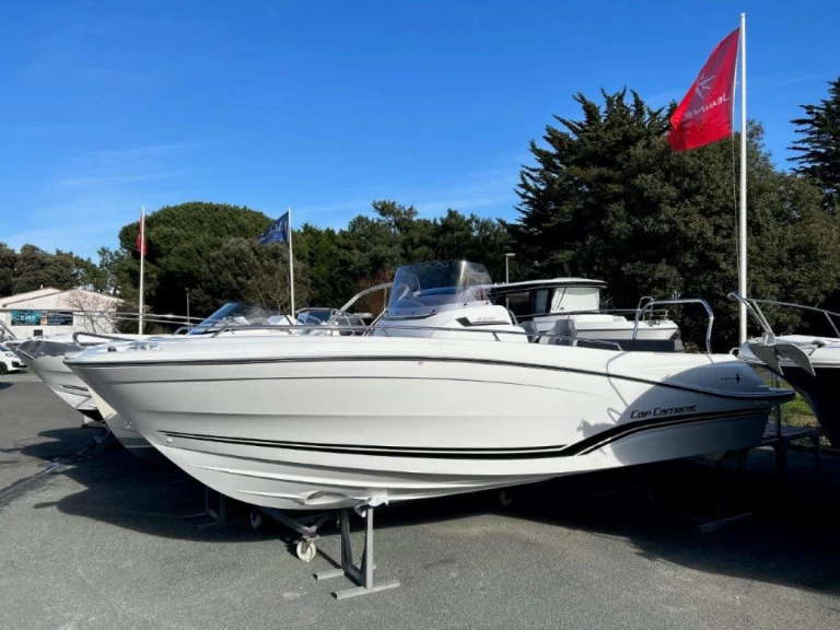Louer Bateau à moteur avec ou sans skipper Jeanneau à La Flotte