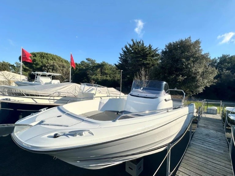 Location Bateau à moteur Jeanneau avec permis