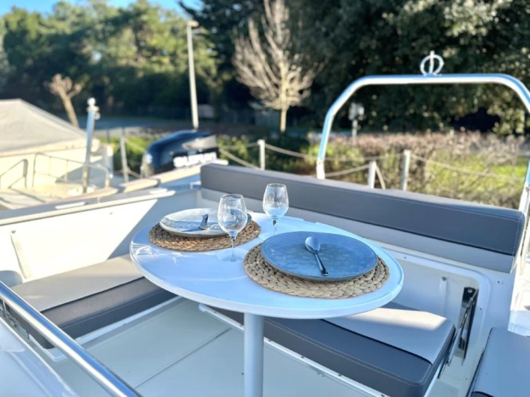 Location à La Flotte - Jeanneau Cap Camarat 7.5 CC sur SamBoat