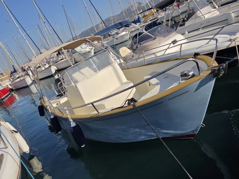 Louer Bateau à moteur avec ou sans skipper Rea à Toulon