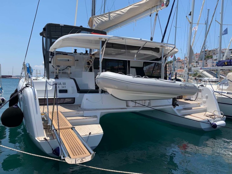 Catamaran à louer à Álimos au meilleur prix