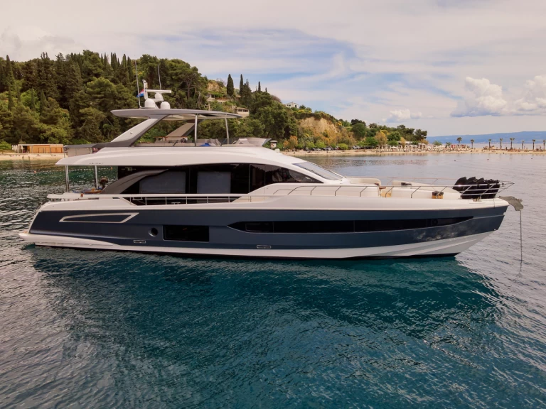 Louez un Azimut Azimut 78 Fly - 4 + 1 cab. à Podstrana