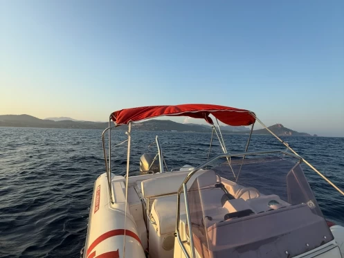 Louer Semi-rigide avec ou sans skipper Nuova Jolly à Saint-Raphaël