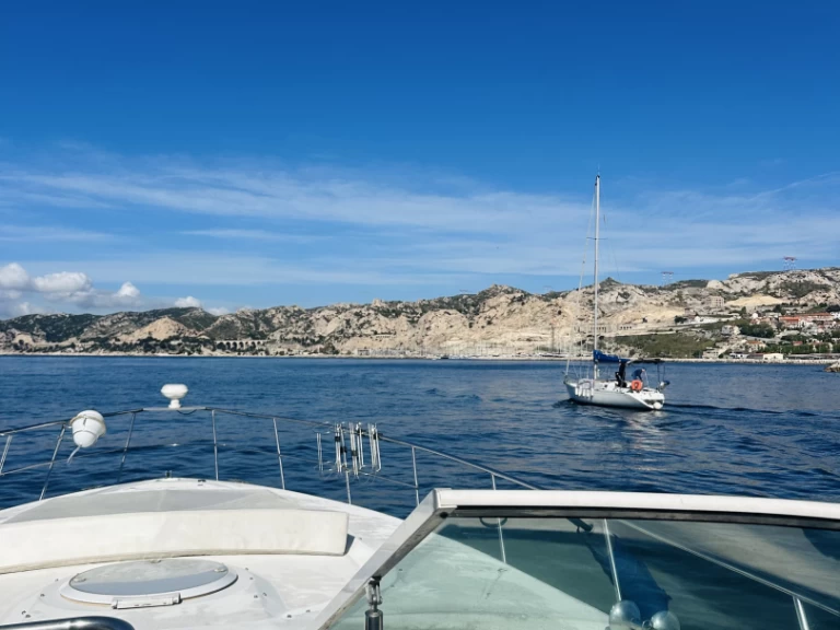 Location Bateau à moteur à Marseille - Cruiser-Yacht 4370