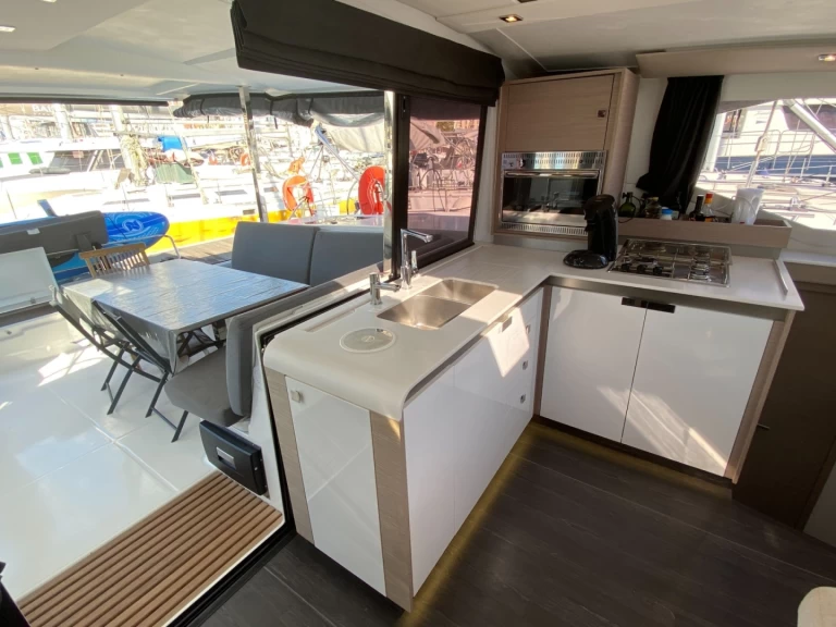 Location bateau Fountaine Pajot Isla 40 à Marine de Sant'Ambrogio sur Samboat