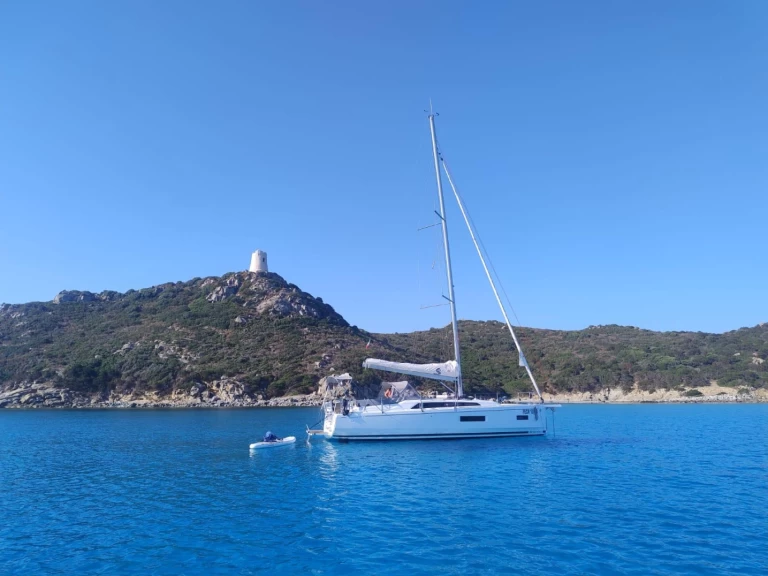 Location bateau Bénéteau Oceanis 37.1 à Villasimius sur Samboat