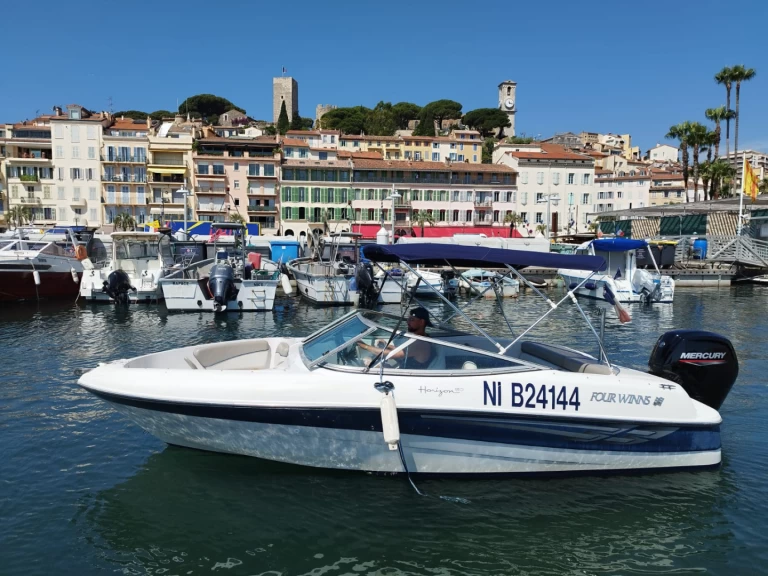 Location Bateau à moteur Four Winns avec permis