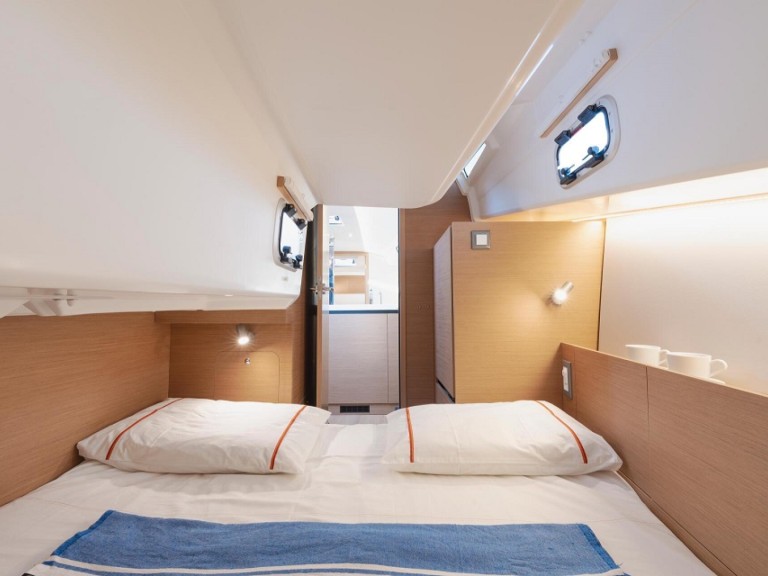 Louez un Jeanneau Sun Odyssey 350 à Hyères