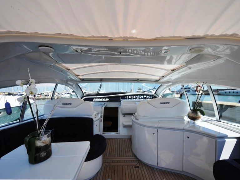 Louer Bateau à moteur avec ou sans skipper Pershing à Poltu Quatu