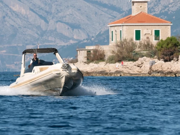 Bateau à moteur à louer à Makarska au meilleur prix
