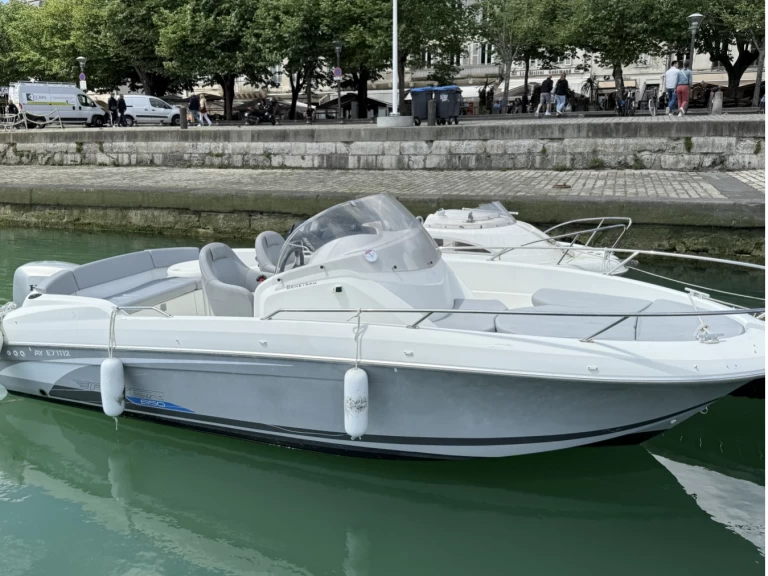 Bateau à moteur à louer à La Rochelle au meilleur prix