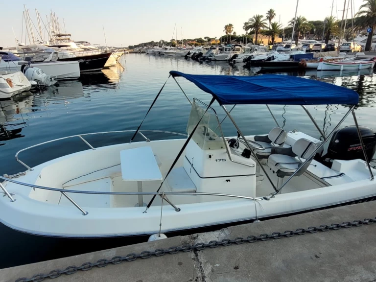 Louer Bateau à moteur avec ou sans skipper Kelt à Ayguade-Ceinturon