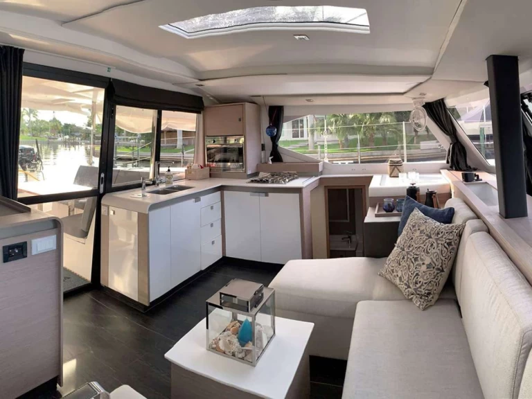Location Yacht Fountaine Pajot avec permis