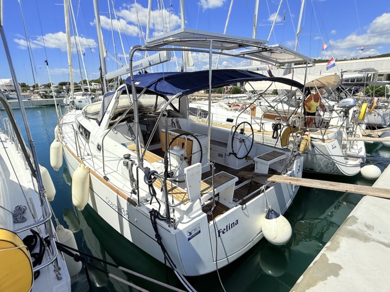 Louez un Bénéteau Oceanis 38 à Sukošan