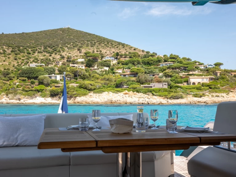 Sunseeker PREDATOR 65 a louer à Saint-Tropez