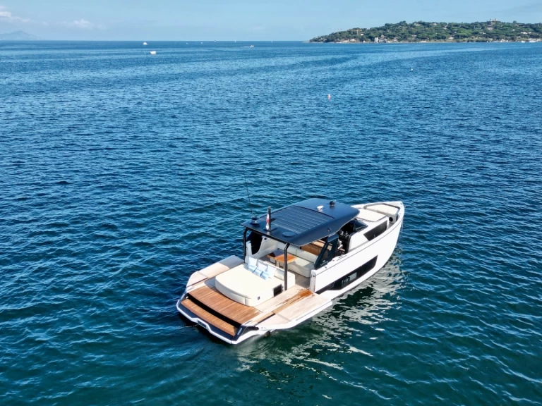 Bateau à moteur à louer à Saint-Tropez au meilleur prix