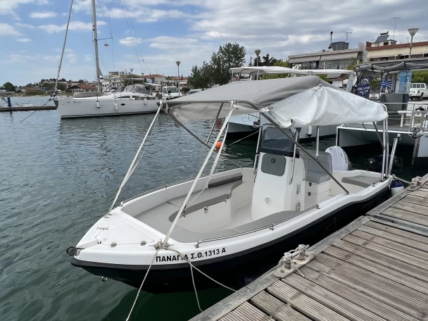 Bateau à moteur à louer à Néa Moudhaniá au meilleur prix