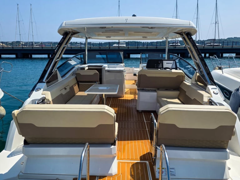 Location bateau Aquila Aquila 32 à Pula sur Samboat