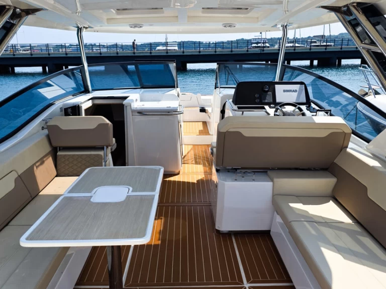 Louer Bateau à moteur avec ou sans skipper Aquila à Pula