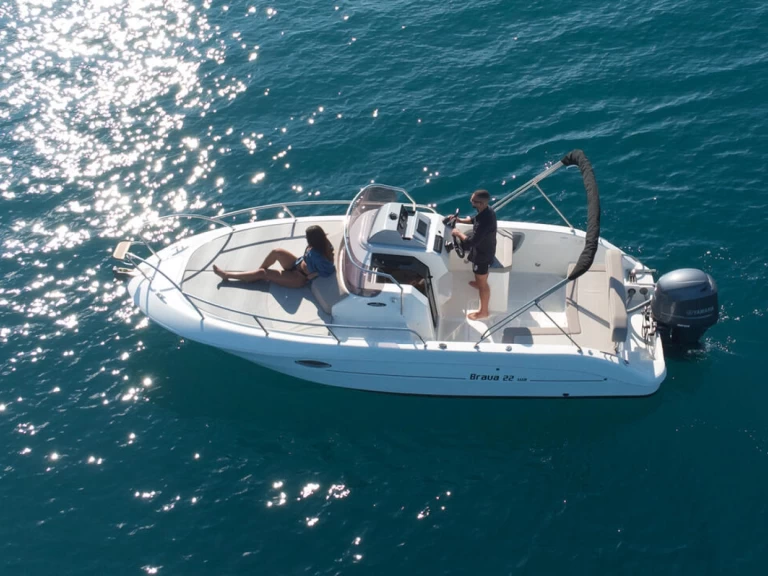 Louer Bateau à moteur avec ou sans skipper Mingolla à Pula